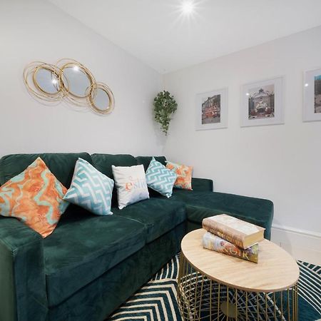1 Bed House, Free Parking, 15 Minutes From Cheltenham Races Gloucester Exterior photo